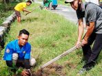 karang taruna melaksanakan penghijauan desa