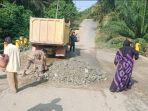 Camat Sungaikanan ‘Turun Gunung’ Prihatin Jalan Berlubang dan Jembatan Bagai Kolam Ikan