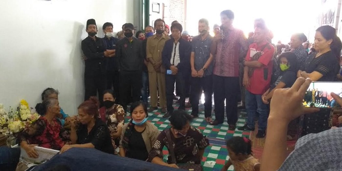 Parasi Melayat ke Rumah Duka Rihard Sitanggang