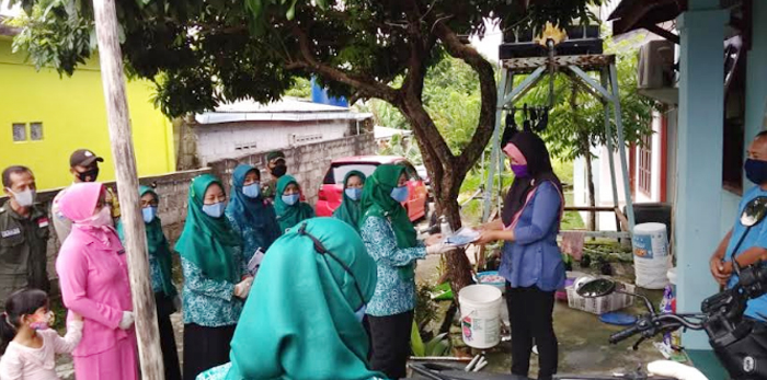 Ketua PKK Binut Aprilenny Rahma Bagi-bagi Masker