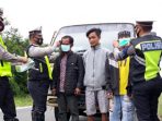 Sudah Lima Bulan, Satlantas Polres Dairi Bagi Masker di Jalinsum