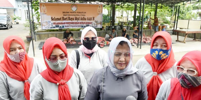 Dharma Wanita Persatuan Sumut Sembelih Dua Ekor Sapi Qurban