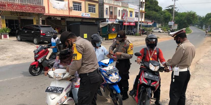 Polsek Binut Gelar Bakti Sosial dan Bagikan Bendera Merah Putih