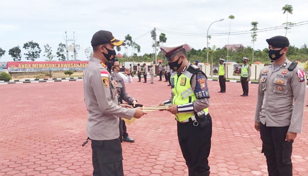 Kapolres Bintan Berikan Piagam Penghargaan bagi 16 Personil