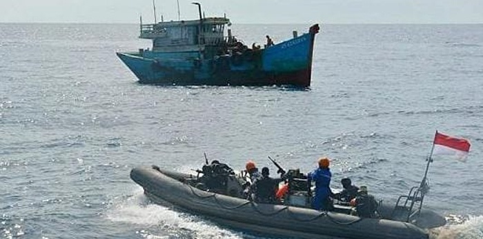 TNI-AL Tangkap Dua Kapal Asing Pencuri Ikan di Laut Natuna