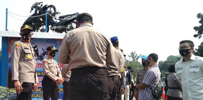 Ingatkan Pengendara Berhati-hati, Polres Purwakarta Bangun Tugu Laka Lantas