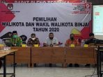 KPU tetapkan 3 Paslon Walikota Binjai Binjai|Mediadelegasi: Tiga Bakal Pasangan Calon (Bapaslon) Walikota dan Wakil Walikota Binjai resmi ditetapkan oleh Komisi Pemilihan Umum (KPU) Kota Binjai sebagai Pasangan Calon (Paslon) peserta Pemilihan Kepala Daerah (Pilkada) Kota Binjai tahun 2020, Rabu (23/09/2020). “Tadi baru saja kita menggelar rapat pleno tertutup penetapan pasangan calon bersama teman - teman Komisioner. Hasilnya, kita putuskan ada tiga pasangan calon yang ikut serta pada Pemilihan Walikota dan Wakil Walikota Binjai 2020,” ungkap Ketua KPU Kota Binjai, Zulfan Effendi, didampingi Koordinator Divisi SDM & Parmas, Robby Effendi Hutagalung, dalam keterangannya kepada wartawan di Kantor KPU Kota Binjai. Menurut Zulfan Effendi, ketiga pasangan calon Walikota dan Wakil Walikota yang ditetapkan pihaknya, antara lain H Rahmat Sorialam SH MH dan DR H Usman Jakfar LC MA, H Juliadi SPd MM dan Drs H Amir Hamzah MAP, serta Hj Lisa Andriani Lubis dan H Sapta Bangun SE. “Sesuai agenda kita, besok pagi (Kamis, 24/09/2020), akan dilaksanakan rapat pleno terbuka pengundian nomor urut Pasangan Calon Walikota dan Wakil Walikota Binjai di Pendopo Umar Baki, pukul 09.30 WIB,” tegasnya. Terkait apakah masih ada pasangan calon yang belum melengkapi berkas dan dokumen persyaratan calon, Zulfan mengaku, saat ini hanya tinggal Bakal Calon Wakil Walikota Binjai, Drs H Amir Hamzah MAP, yang tinggal melengkapi surat keterangan pengunduran diri sebagai aparatur sipil negara (ASN). “Khusus Pak Amir, kita hanya tinggal menerima surat pengunduran dirinya dari ASN. Kita tunggu hingga lima hari ke depan. Jika dokumen tersebut tidak dilengkapi, maka calon yang bersangkutan kita nyatakan TMS (tidak memenuhi syarat),” jelasnya. D|Bnj-79