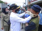 Bupati Asahan Pasangkan Masker ke Pengendara