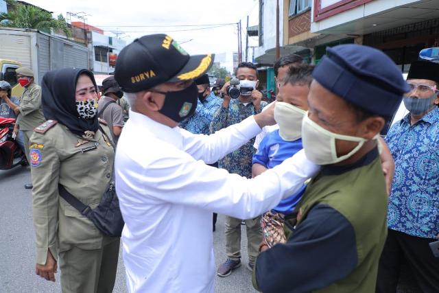 Bupati Asahan Pasangkan Masker ke Pengendara