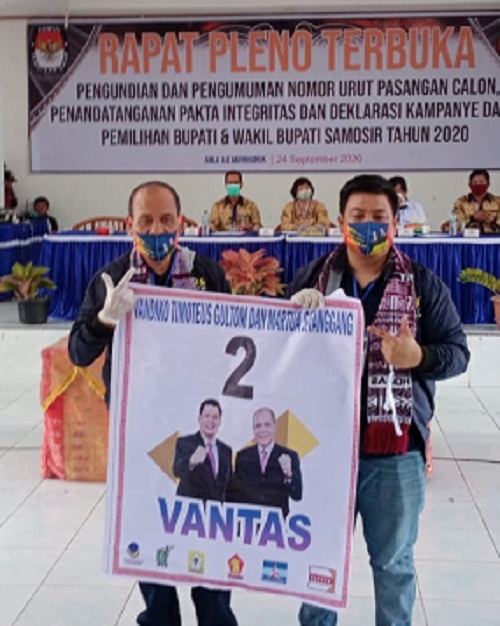 Pasangan Calon Bupati Samosir Vantas ketika menghadiri rapat pleno