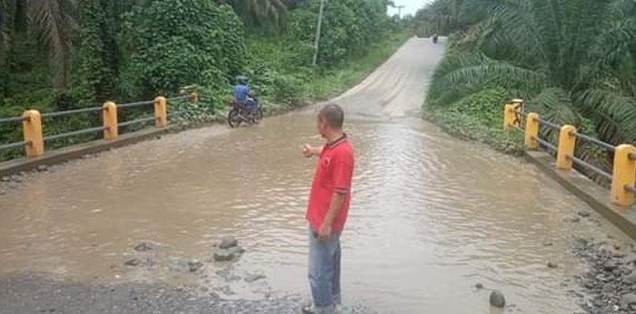 Jembatan Desa Hutgodang Mirip Kolam Lele