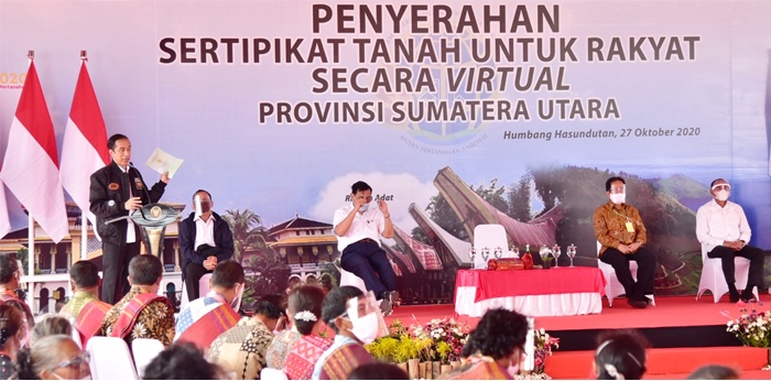 Joko Widodo Serahkan 22.007 Sertifikat Tanah