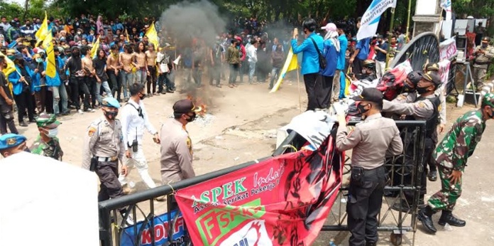 520 Personel Gabungan Amankan Demo Buruh dan Mahasiswa di Purwakarta