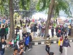 Aksi Massa di Depan Gedung DPRD Sumut Ricuh