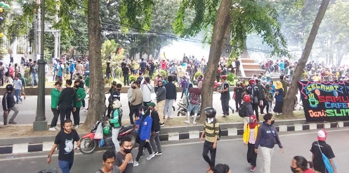 Aksi Massa di Depan Gedung DPRD Sumut Ricuh