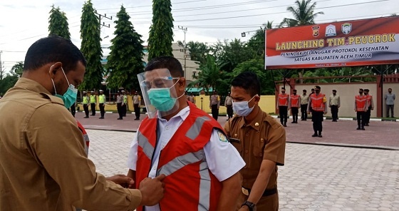 Bupati Aceh H Hasballah Bin HM Thaib SH pasangkan rompi kepada Tim Peucrok