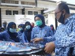 Bupati Purwakarta menyaksikan pembuatan batik