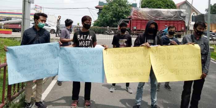 Gerakan Pemuda Mahasiswa Peduli Indonesia (GPMPI) melakukan aksi unjukrasa