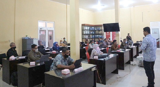 Kabid Anggaran BPKD Aceh Timur Firman Dandy menyampaikan materi dalam Sosialisasi Aplikasi LINKARAN di Aula Sekretariat TAPD Aceh Timur