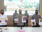 Kapolres Purwakarta AKBP Indra Setiawan menunjukkan barang bukti sabu dalam kemasan