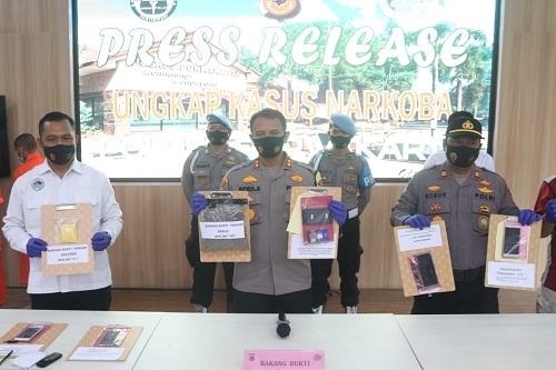 Kapolres Purwakarta AKBP Indra Setiawan menunjukkan barang bukti sabu dalam kemasan