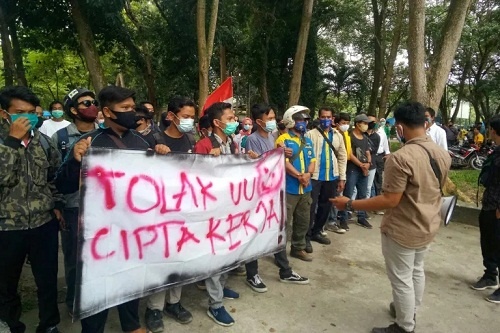 Peserta aksi APLB di depan Alun-alun Pemkab Langkat