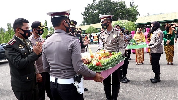 Rombongan Polres Langsa datangi Makodim 0104/Atim membawa bolu dan nasi tumpeng