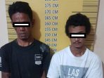 Tersangka HS dan IW menunjukkan barang bukti di Polres Langsa
