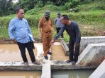 Walikota Langsa Dr H Marzuki Hamid MM mengenakan kemeja biru berkunjung ke PDAM Tirta Kemuning,.