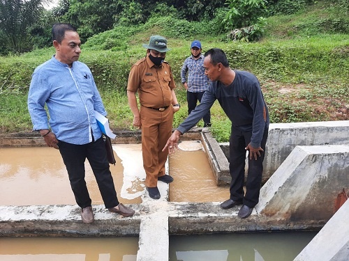 Walikota Langsa Dr H Marzuki Hamid MM mengenakan kemeja biru berkunjung ke PDAM Tirta Kemuning,.