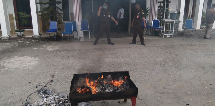 Kejaksaan Toba Musnahkan Barbut Rampasan 2020