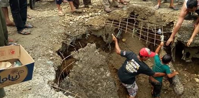 Jembatan Penghubung Tiga Desa di Seikanan Ambruk