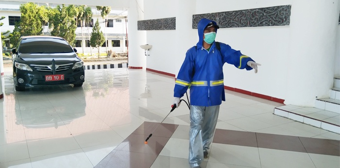 Oknum ASN Diduga Positif Covid-19, Kantor Bupati Toba Disemprot Disinfektan