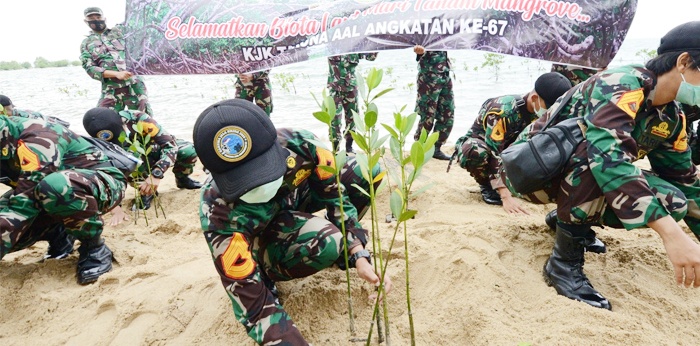 Taruna AAL Angkatan LXII Aksi Bersih Pantai dan Tanam 550 Mangrove