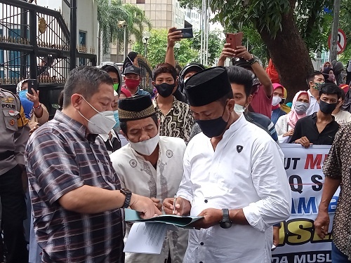 3 Elemen Masyarakat saat menggelar aksi di Pelataran DPRD Sumut, Jumat (21/11)