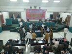 Paripurna: Anggota legislatif Toba dan Pjs Bupati Harianto Butarbutar menandatangani keputusan bersama dalam paripurna,Senin (30/11-2020)(D|Tsa36)