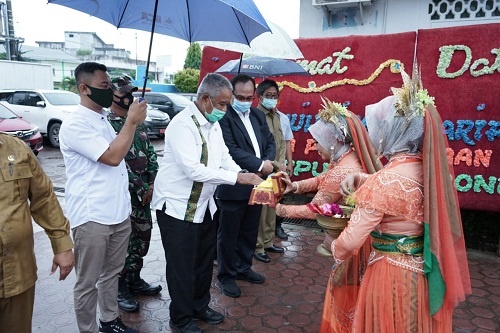 Deputi Bidang Pengembangan Sumber Daya Perpustakaan Nasional RI Drs Deni Kurniadi M Hum disambut pada Kegiatan peningakatan literasi masyarakat Perpusnas dan Perpustakaan dan Kearsipan Kabupaten Asahan