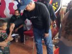 Ketua FKPPI Langkat Bembeng memberikan santunan kepada anak yatim