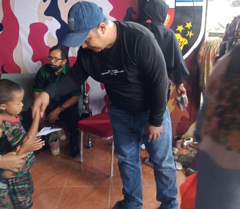 Ketua FKPPI Langkat Bembeng memberikan santunan kepada anak yatim