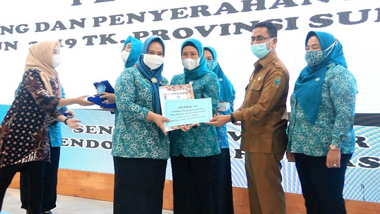 Ketua TP PKK Sumut Nawal Edy Rahmyadi menyerahkan piagam ke TP PKK Langkat Tiorita Terbit Rancana PA