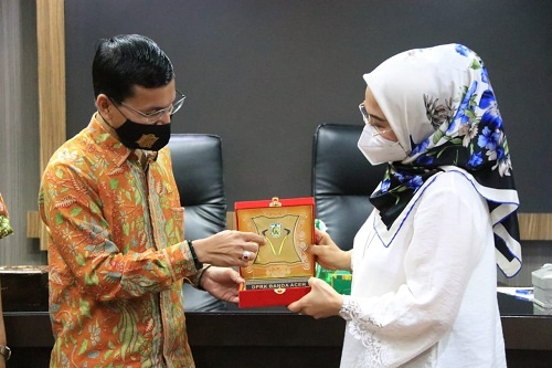 Purnama Dewi menerima cendramata dari DPRK Banda Aceh