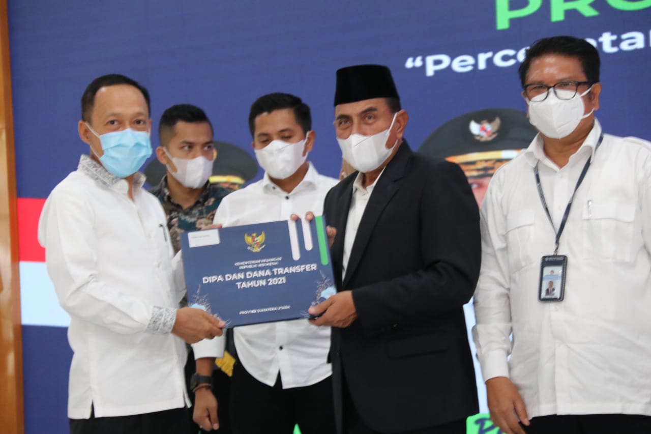 dipa TKDD: Penjabat Sementara (Pjs) Wali Kota Medan Ir Arief Sudarto Trinughroho MT menerima Transfer ke Daerah dan Dana Desa (TKDD) 2021 dari Gubsu Edy Rahmayadi di Pendopo Rumah Dinas Gubsu, Jalan Sudirman Medan, Jum'at (27/11-2020).