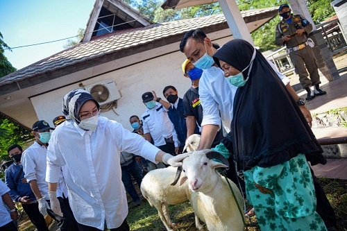 Bupati Purwakarta secara simbolis menyerahkan bantan DID