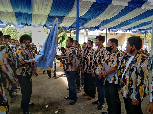 Charles Sitohang menerima bendera PKN dari Ketua DPD PKN Sumatera Utara Maruli Aner Siagian