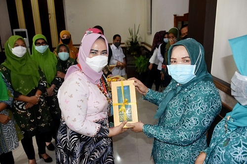 Ketua TP PKK Langkat dan TP PKK Padangsidimpuan saling tukar cendramata
