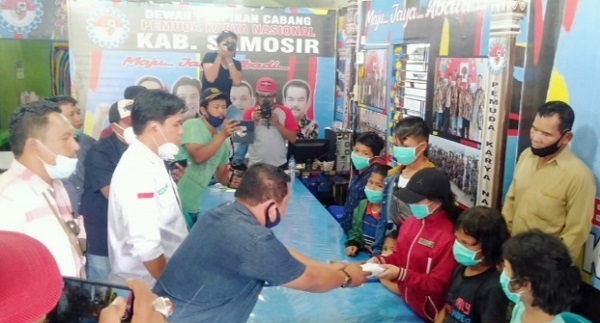 Pengurus PKN Samsoir bersama keluarga Korban Rianto Simbolon