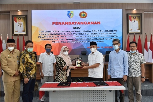 Bupati Batubara berikan cendramata usai penandatanganan MoU Bupati Batubara berikan cendramata usai penandatanganan MoU