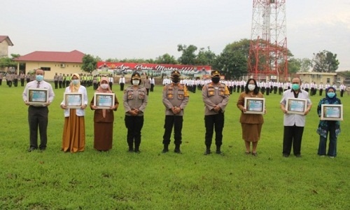 Kapolres Deliserdang serahkan piagam ke tim medis saat apel