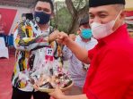 Peringati HUT ke-48 Ketua DPC PDIP BAtubara memberikan nasi tumpeng kepada pengurus organisasi