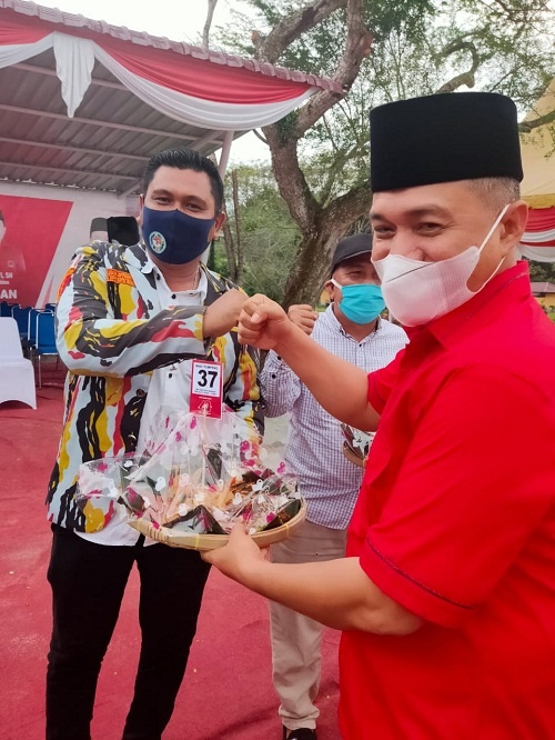 Peringati HUT ke-48 Ketua DPC PDIP BAtubara memberikan nasi tumpeng kepada pengurus organisasi